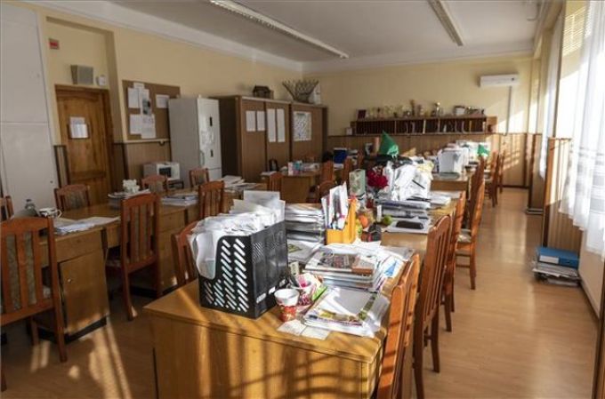 "Bezzeg a mai fiatalok!" - kontra a felnőttek kiábrándító világa... "Bezzeg a mai fiatalok!" - kontra a felnőttek kiábrándító világa...