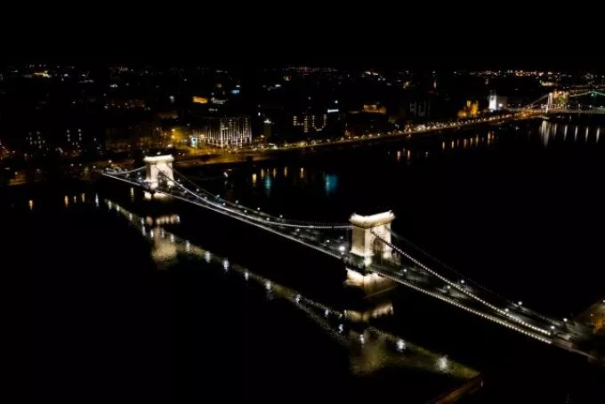 Budapest üres szállodák kivilágított ablakain keresztül üzen a világ nagyvárosainak