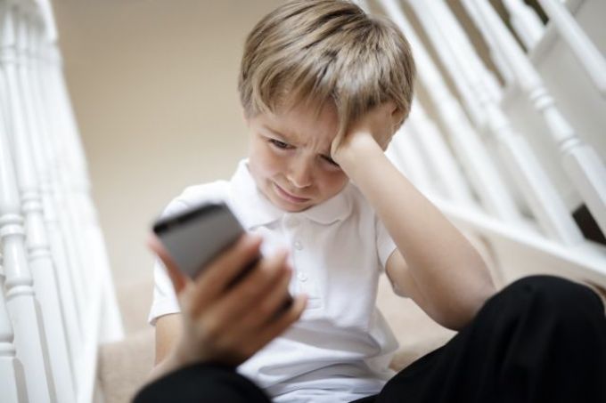 Közelharcok az otthoni tanulással: gyerek-szülő küzdelmek a "home school"-ban Közelharcok az otthoni tanulással: gyerek-szülő küzdelmek a "home school"-ban