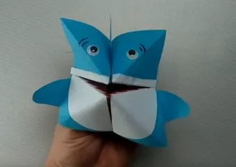 Origami Baby Shark: így hajtogass papírcápát a kicsikkel