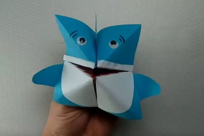 Origami Baby Shark: így hajtogass papírcápát a kicsikkel