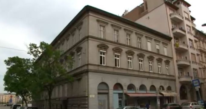 Az érettségit ünnepelték - kizuhant egy budai ablakból a 17 éves fiú Az érettségit ünnepelték - kizuhant egy budai ablakból a 17 éves fiú
