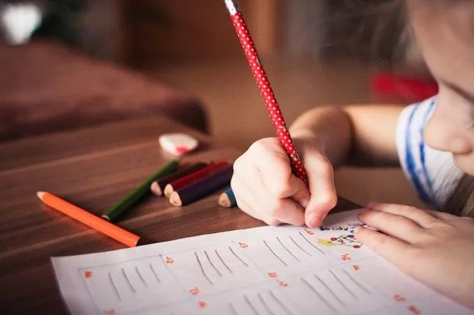 A figyelem és a helyes artikuláció fejlesztése: így készülhettek az iskolára játékosan A figyelem és a helyes artikuláció fejlesztése: így készülhettek az iskolára játékosan
