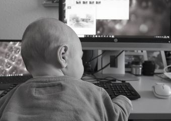 Virtuális autizmus: már 2-3 éves korban jelentkezik, a legfőbb kiváltó ok a televízió, a mobiltelefon és a tablet túlzott használata
