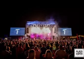 Végre éjszaka is rúgjuk a homokot, sőt jövő héten már koncert is lesz a Plázs színpadán