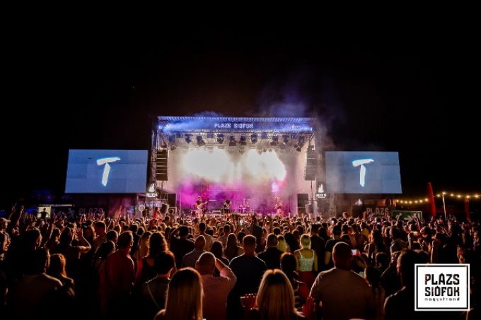 Végre éjszaka is rúgjuk a homokot, sőt jövő héten már koncert is lesz a Plázs színpadán Végre éjszaka is rúgjuk a homokot, sőt jövő héten már koncert is lesz a Plázs színpadán