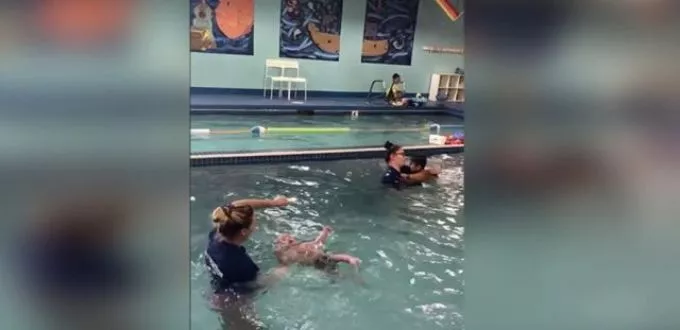 Belehajította a vízbe a kisbabát az úszásoktató: veszélyeztetés vagy szakmailag megalapozott cselekedet?