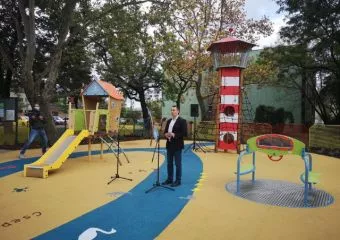Mozgáskorlátozott gyermekek által is használható játszóteret avattak Csepelen