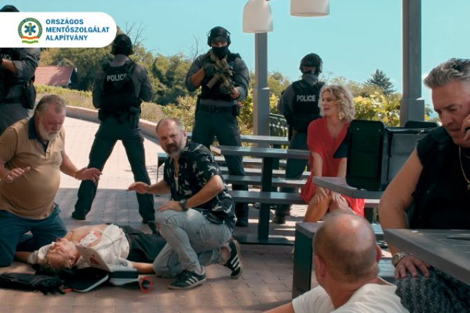 "Ne parázz, sokkolj!" - avagy újraélesztés defibrillátorral "Ne parázz, sokkolj!" - avagy újraélesztés defibrillátorral