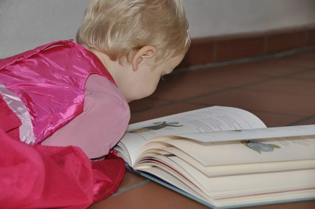 Szerintetek számít a gyerekek fejlődésében, hogy milyen meséket olvasnak nekik?