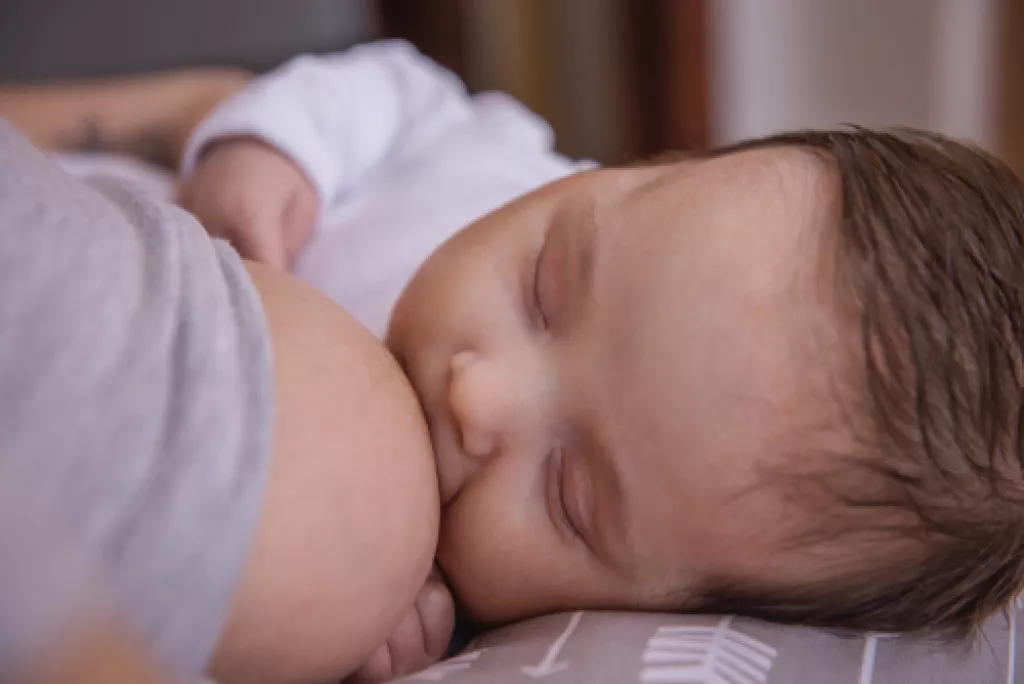 Elkaptam a koronavírust! Szoptathatok? Hogy védjem meg a babát a fertőzéstől?