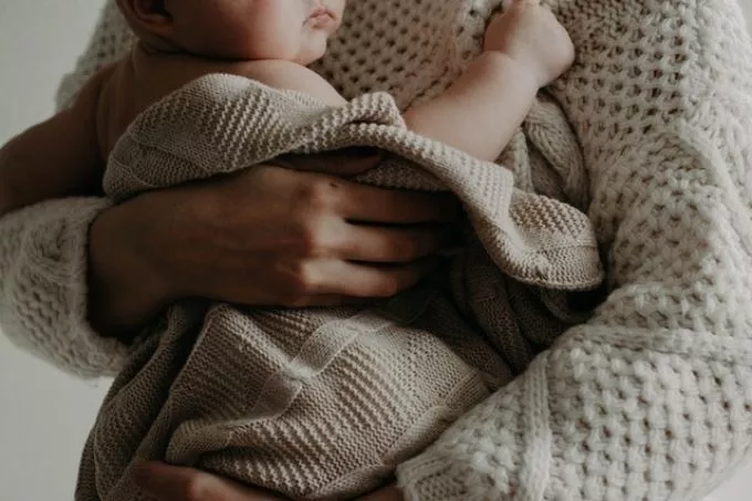 Csaknem három évtizede lefagyasztott embrióból született egészséges kislány