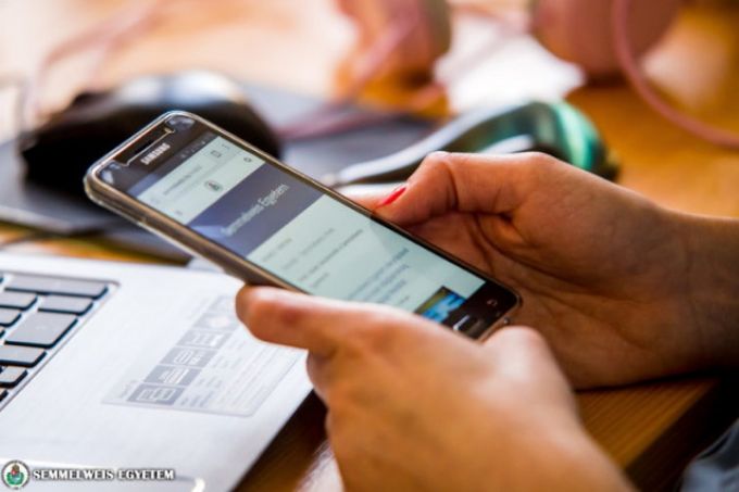 COVID-információs vonalat hozott létre a Semmelweis Egyetem a fekvőbetegek hozzátartozói részére COVID-információs vonalat hozott létre a Semmelweis Egyetem a fekvőbetegek hozzátartozói részére