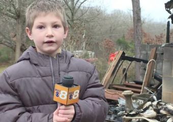 A 7 éves kisfiú visszament az égő házba, hogy megmentse kishúgát