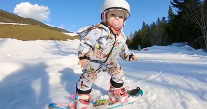 1 éves és már snowboardozik - mikor vezessük be a téli sportokat? 1 éves és már snowboardozik - mikor vezessük be a téli sportokat?