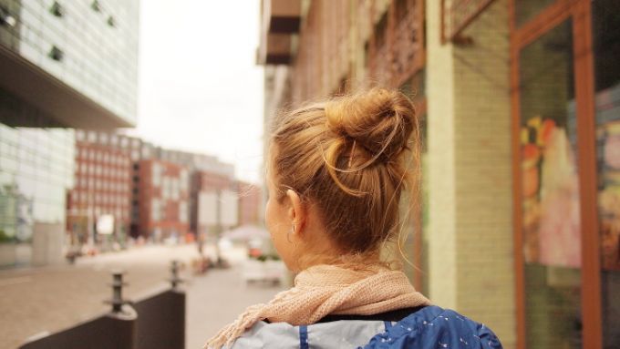 Ezt tanítsd meg tini lányodnak a sötétedés utáni közlekedésről Ezt tanítsd meg tini lányodnak a sötétedés utáni közlekedésről