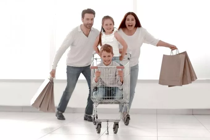 Ezért tilos a bevásárlókocsi kosarába tenni a gyereket! (Te szoktad?)