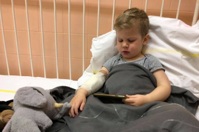 "Alábecsültem ezt a vírust... Ha tudtam volna, mit okoz, beadatom az oltást!" - Egy kétségbeesett édesanya küzdelme beteg kisfiáért "Alábecsültem ezt a vírust... Ha tudtam volna, mit okoz, beadatom az oltást!" - Egy kétségbeesett édesanya küzdelme beteg kisfiáért