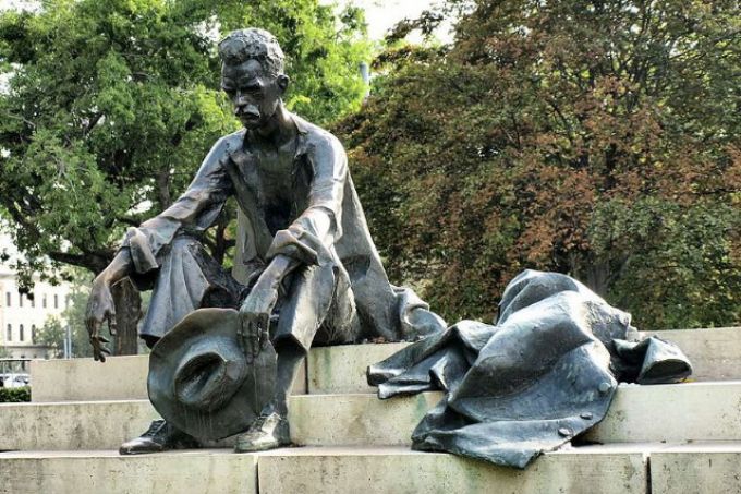 "Kit anya szült, az mind csalódik végül" - 10 József Attila vers a magyar költészet napjára "Kit anya szült, az mind csalódik végül" - 10 József Attila vers a magyar költészet napjára