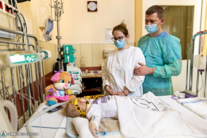 A Semmelweis Egyetemen kapta meg az életmentő kezelést az SMA-s kislány A Semmelweis Egyetemen kapta meg az életmentő kezelést az SMA-s kislány