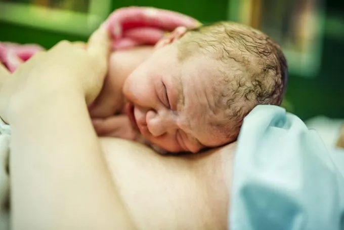 Apukája segítette világra a kisbabát Heves megyében Apukája segítette világra a kisbabát Heves megyében