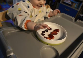 Püré helyett darabos, kanál helyett egyedül eszik a baba a kezével - avagy mit kell tudni a BLW-ről?