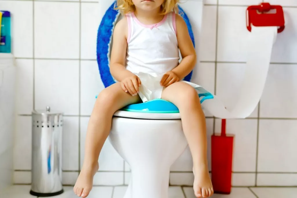 wc-n ülő gyerek