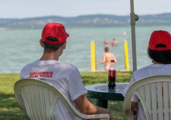 Júliustól szezon végéig lesz Balatoni Elsősegélynyújtó Szolgálat a strandokon