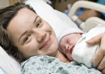 Autópályán segítettek világra a mentők egy farfekvéses, koraszülött babát