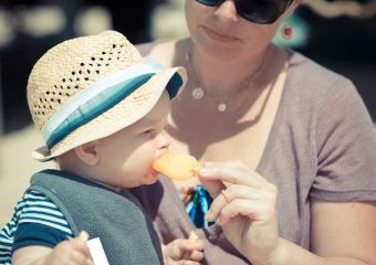 Zsíros, fűszeres gyorskaják forgatagában - mit ehet a baba a strandon?