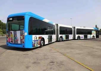 Kívül gyerekrajzok, belül játszóház: új játszóbusszal várja a gyerekeket a BKV