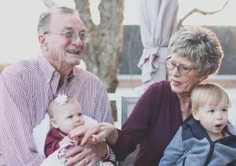 Óriási vita egy anya videójáról: ezért nem engedi meg a nagyszülőknek, hogy megpuszilják az unokájukat
