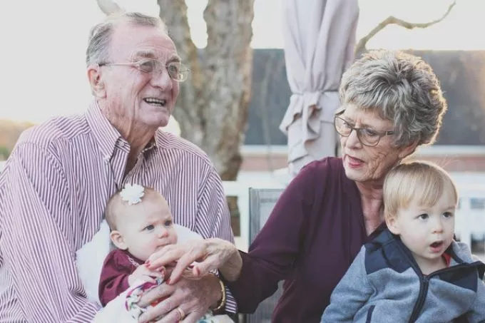 Óriási vita egy anya videójáról: ezért nem engedi meg a nagyszülőknek, hogy megpuszilják az unokájukat