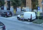 Videó a 9 éves gyerekről, miközben összekarcolja a 22 parkoló autót