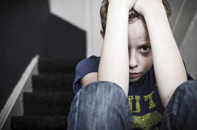 Kirakták éjszaka a noszlopi erdőben a tanulási nehézségekkel küzdő kisfiút, hogy megleckéztessék Kirakták éjszaka a noszlopi erdőben a tanulási nehézségekkel küzdő kisfiút, hogy megleckéztessék
