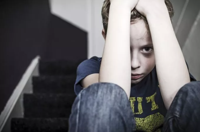 Kirakták éjszaka a noszlopi erdőben a tanulási nehézségekkel küzdő kisfiút, hogy megleckéztessék Kirakták éjszaka a noszlopi erdőben a tanulási nehézségekkel küzdő kisfiút, hogy megleckéztessék