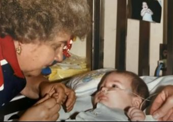 Megrázta a bébiszitter a babát, aki évtizedek múlva belehalt - dobálni, rázni játékból is életveszélyes!