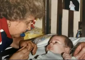 Megrázta a bébiszitter a babát, aki évtizedek múlva belehalt - dobálni, rázni játékból is életveszélyes!