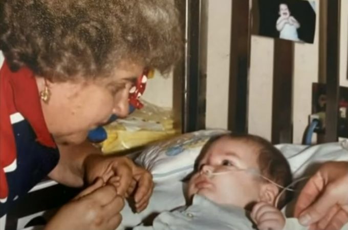 Megrázta a bébiszitter a babát, aki évtizedek múlva belehalt - dobálni, rázni játékból is életveszélyes! Megrázta a bébiszitter a babát, aki évtizedek múlva belehalt - dobálni, rázni játékból is életveszélyes!