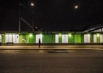 Paplanba csavart csecsemőt találtak egy fonyódi buszmegállóban