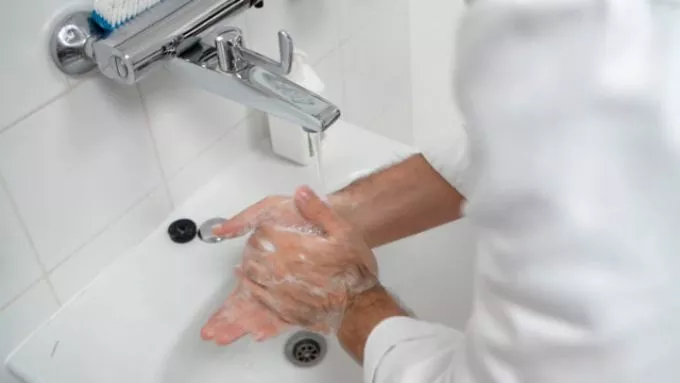 Kézmosással hatékonyabban kerülhetők el a fertőzések - oktatóvideón a helyes kézmosás 6 lépésben