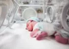Egészséges újszülött kisfiút hagytak a hatvani kórház babamentő inkubátorában