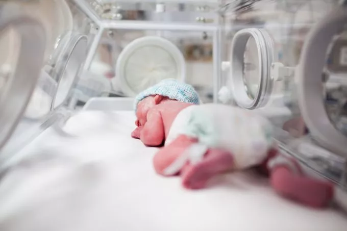 Egészséges újszülött kisfiút hagytak a hatvani kórház babamentő inkubátorában
