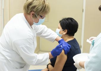 Megjelentek a kötelező munkahelyi oltás részletei - nekik már biztosan be kell oltatni magukat
