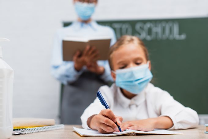 Decembertől védettségi igazolvánnyal léphetnek be a "külsősök" az iskolákba, óvodákba - a szülők csak egy bizonyos pontig mehetnek Decembertől védettségi igazolvánnyal léphetnek be a "külsősök" az iskolákba, óvodákba - a szülők csak egy bizonyos pontig mehetnek