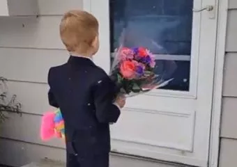 Videó a kisfiúról, aki öltönybe bújt és virágot vitt ovis barátnőjének Valentin napon