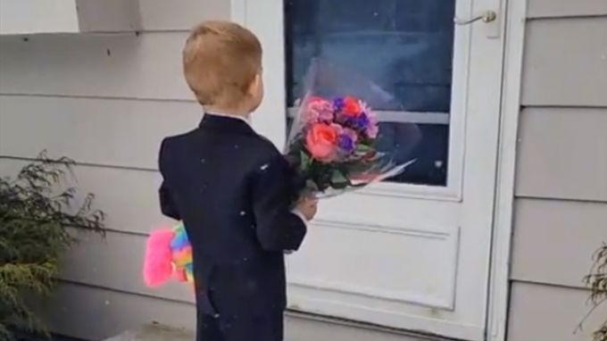 Videó a kisfiúról, aki öltönybe bújt és virágot vitt ovis barátnőjének Valentin napon Videó a kisfiúról, aki öltönybe bújt és virágot vitt ovis barátnőjének Valentin napon