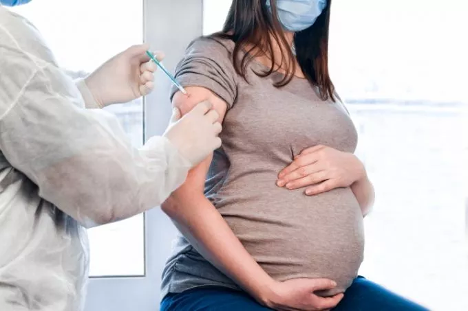 A várandós nők koronavírus elleni oltása a babát is védi egy új kutatás szerint A várandós nők koronavírus elleni oltása a babát is védi egy új kutatás szerint