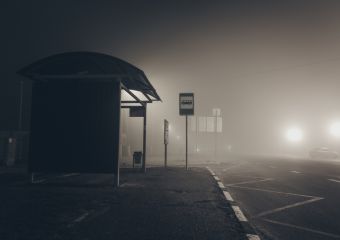 A 72 éves apa minden este megvárja a lányát a megállóban, hogy hazakísérje