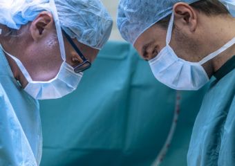 Gerincműtét testközelből - egyedülálló dokumentumfilm készült az Országos Gerincgyógyászati Központban